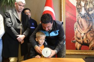 5 YAŞINDAKİ MİNİK “DEPREMZEDE ARKADAŞIMA OYUNCAK ALIN AHMET ARAS AMCA”