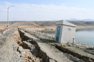 CHP’li Milletvekilleri, gövdesinde 2 insan boyunda yarıklar oluşan barajla ilgili acil adım atılmasını istedi