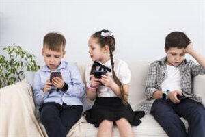 Çocuklar günde 4,5 saat telefon başında ve en çok sosyal medya uygulamalarını kullanıyorlar