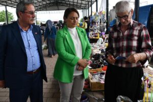 CHP Adana Milletvekili Dr. Müzeyyen Şevkin’e dert yanan baba-oğul pazarcı esnafı, acı konuştu