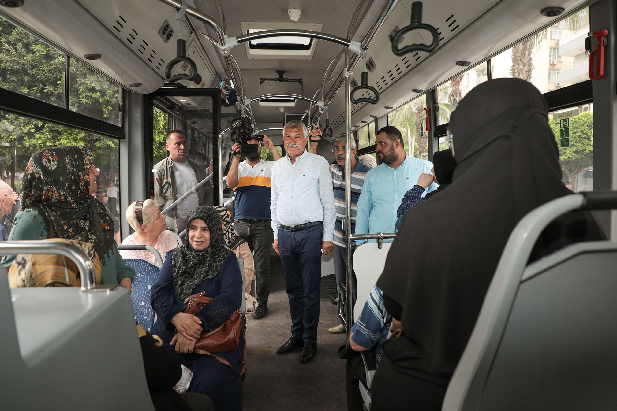 Başkan Zeydan Karalar otobüste, parkta, sokakta halkla beraber…