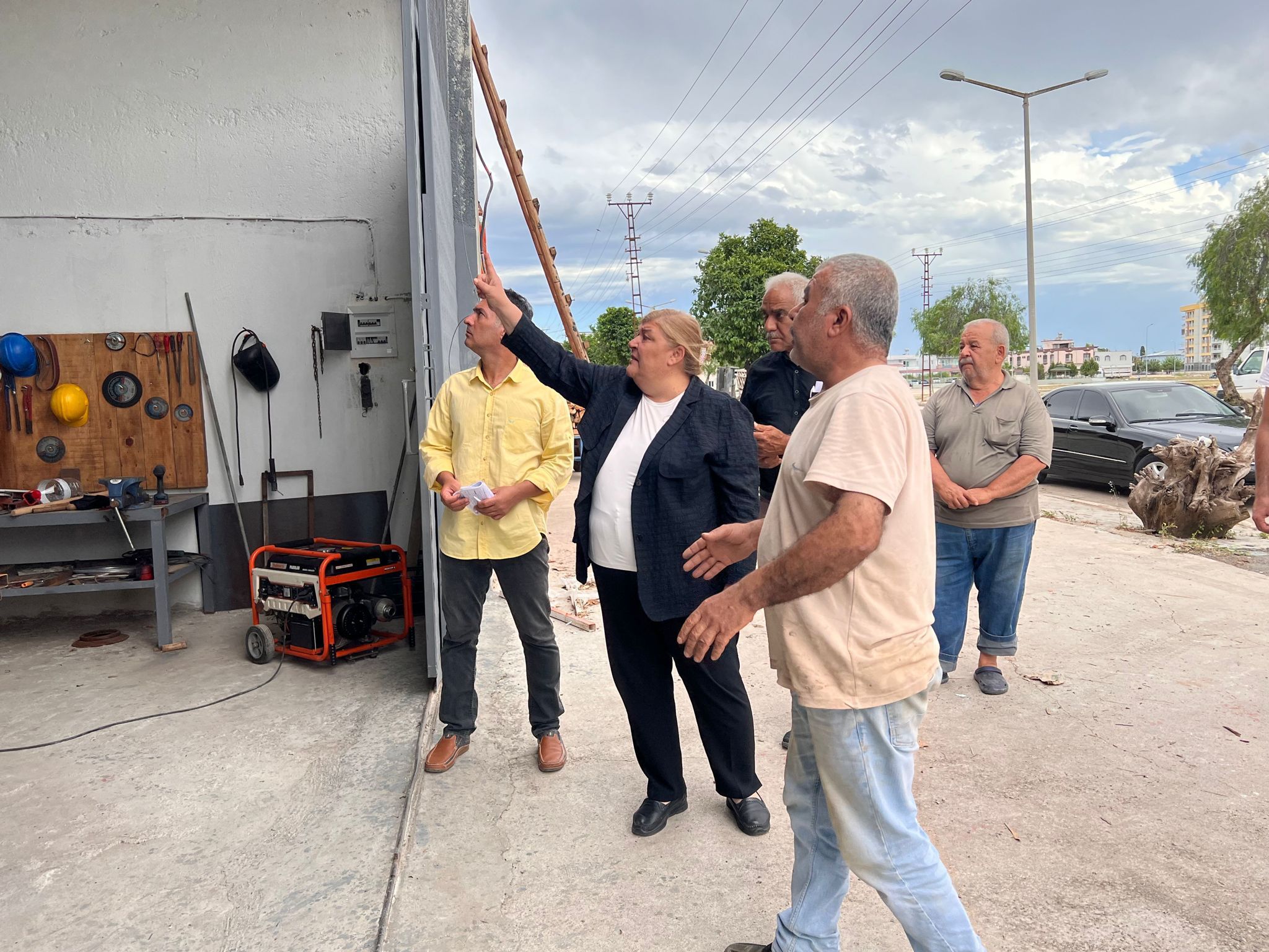 Ceyhan Belediye Başkanı Hülya Erdem, fırtınadan zarar gören esnafın yanında