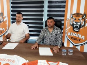 Adana 1954 FK’nın Genel Kaptanı Burak Erdem, Sportif Direktör Cafer Elek ile birlikte Hasan Adalı Spor Tesislerinde basın toplantısı düzenledi.