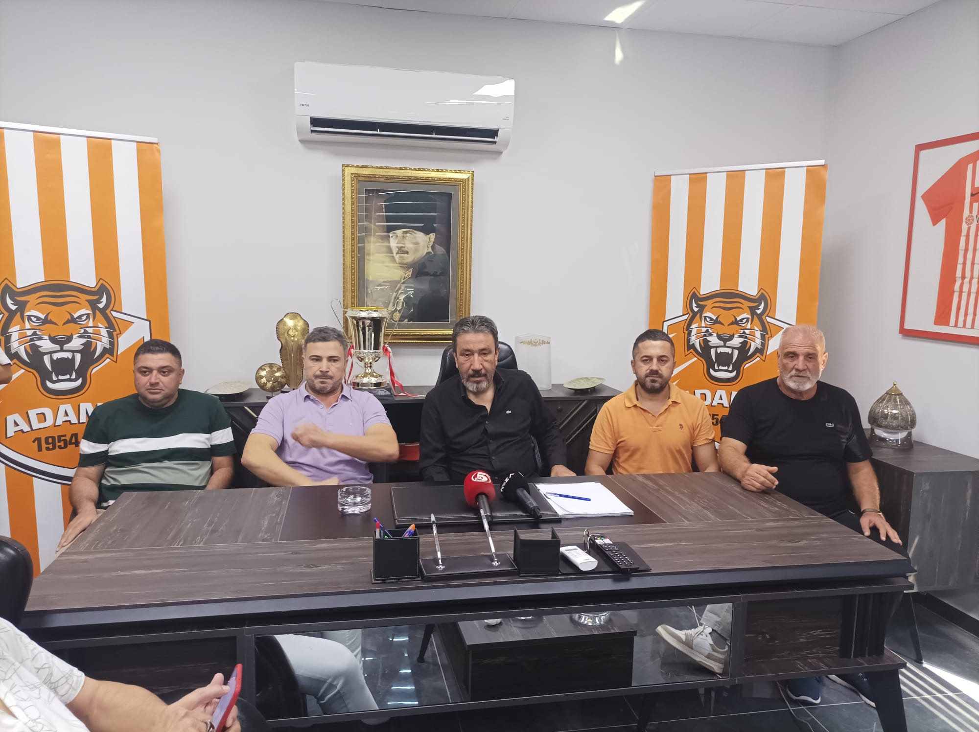 Bite×en Adana 1954 FK’nın Başkanı Menderes Kutlu ile yönetim kurulu üyeleri, Basın toplantısı düzenledi .