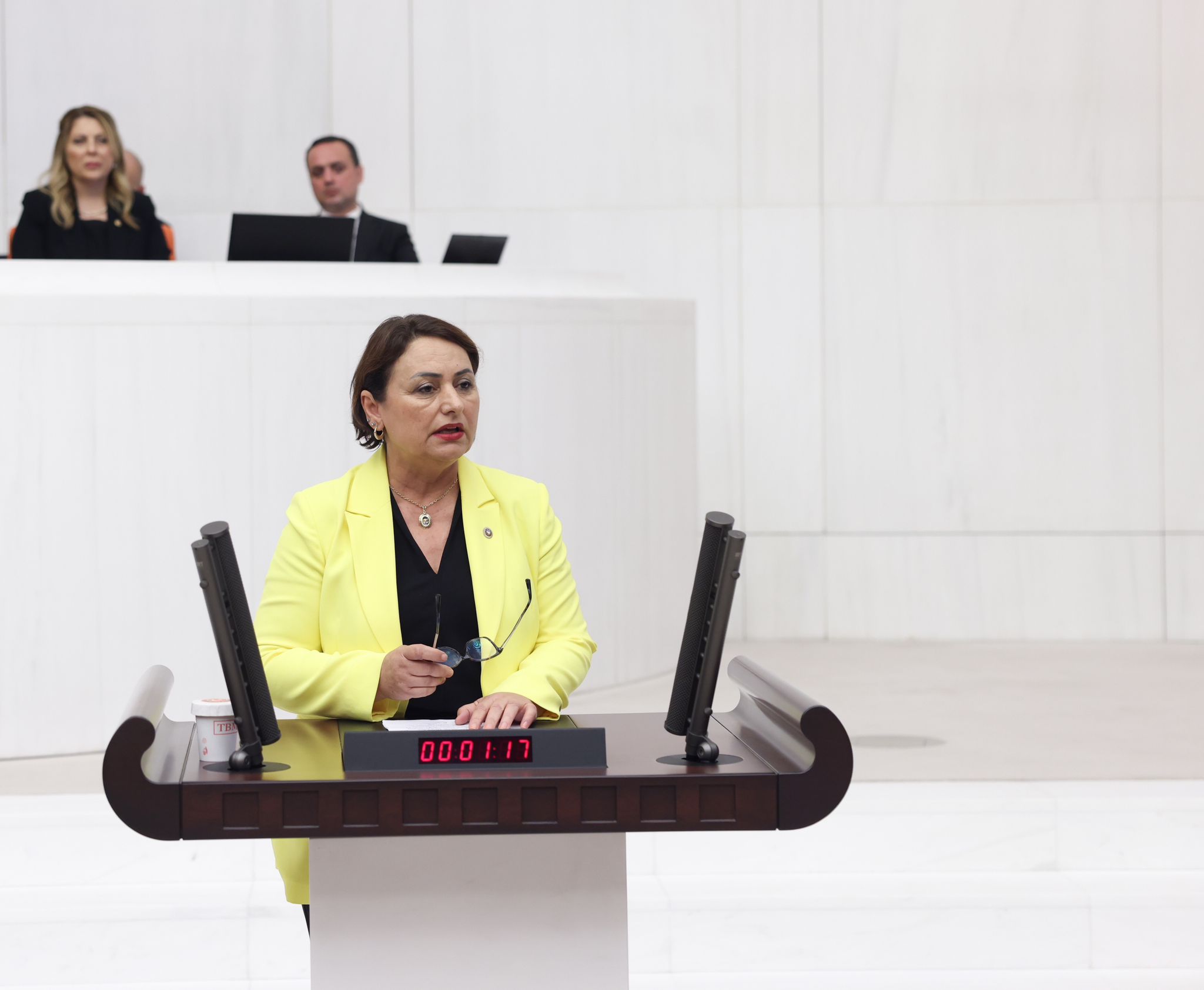 “Çekin ellerinizi sendikacıların üzerinden”