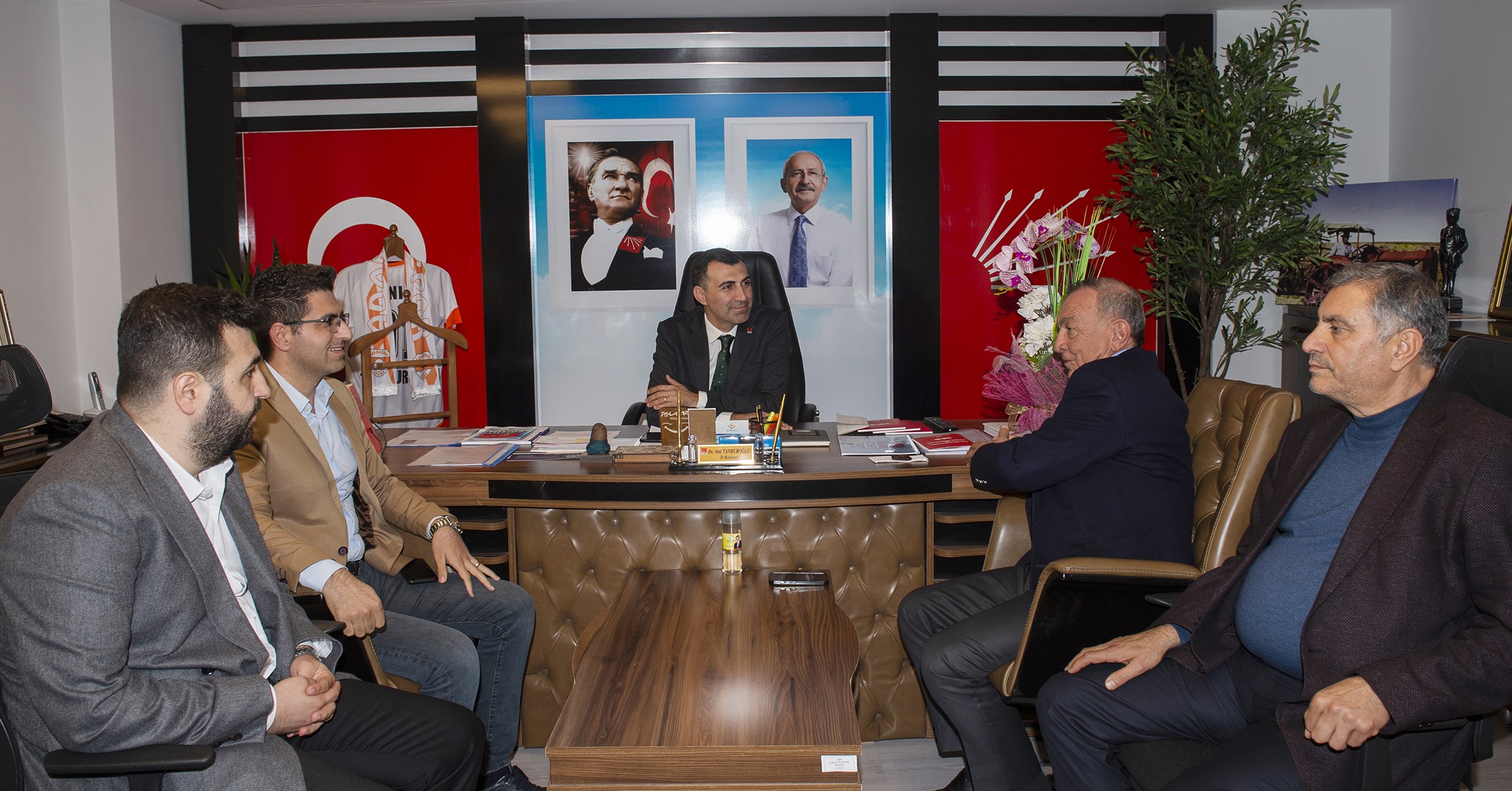 BAŞKAN AKAY SEYHAN’I GELECEĞE TAŞIMAK İÇİN ADAY ADAYLIĞI BAŞVURUSUNU YAPTI