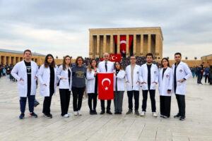 GENÇ HEKİMLER ULU ÖNDER MUSTAFA KEMAL ATATÜRK’ÜN HUZURUNDA