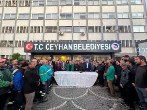 Ceyhan Belediye Başkanı Hülya Erdem, şirket çalışanlarının maaşlarına 4 bin 520 TL iyileştirme yaptı