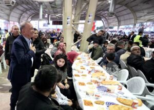 SEYHAN’DA 16 AYRI NOKTADA İFTAR SOFRASI