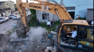 Başkan Aydar, makamına oturmadan kepçe başına geçti