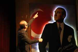 Cumhuriyet Yolunda’ Ceyhan’da izleyiciyle buluştu