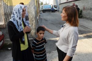 BAŞKAN TEKİN, SOKAK SOKAK GEZİP SEYHANLILARLA BULUŞTU