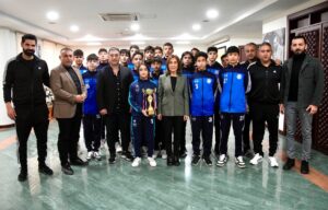 ŞAMPİYONLUK KUPASINI BAŞKAN TEKİN’E ARMAĞAN ETTİLER