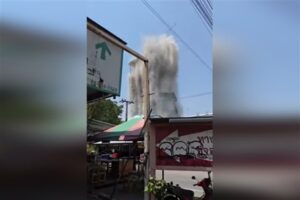 Myanmar ve Tayland’ı sarsan 7.7 büyüklüğündeki deprem binaları yıktı