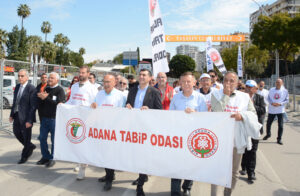 Hekimler başka bir sağlık sistemi için ‘Beyaz Yürüyüş’ gerçekleştirdi