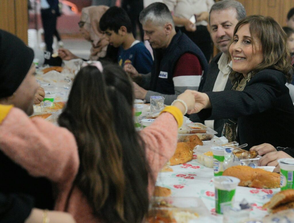 SEYHAN BELEDİYESİ, RAMAZAN’IN BEREKETİNİ BİLGİ EVLERİNE TAŞIDI