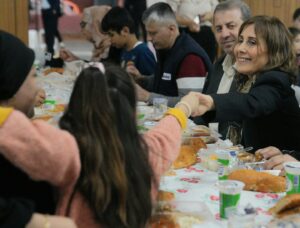 SEYHAN BELEDİYESİ, RAMAZAN’IN BEREKETİNİ BİLGİ EVLERİNE TAŞIDI