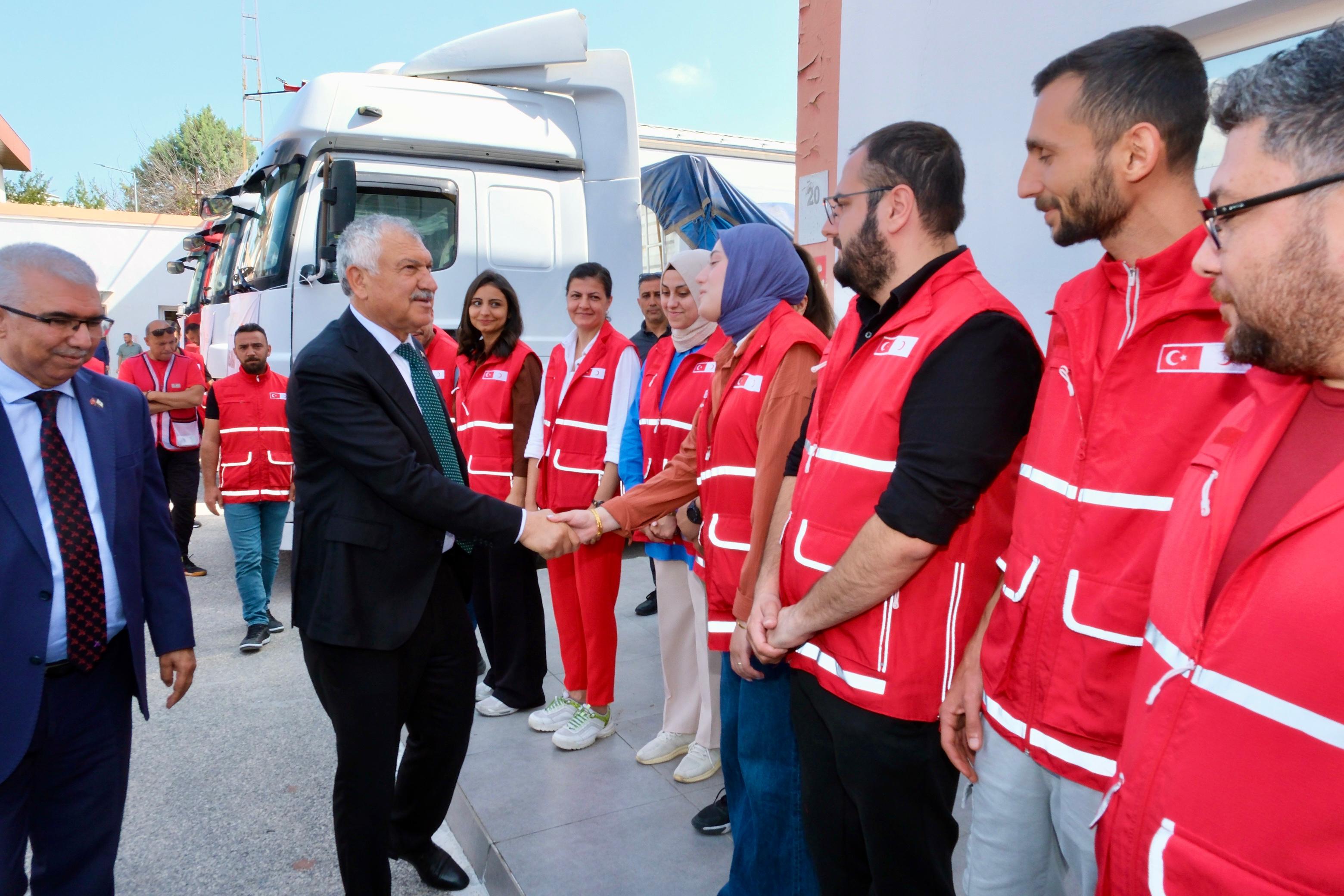 Büyükşehir Belediyesi;  Kızılay aracılığıyla Suriye’ye 3 tır insani yardım malzemesi gönderdi.
