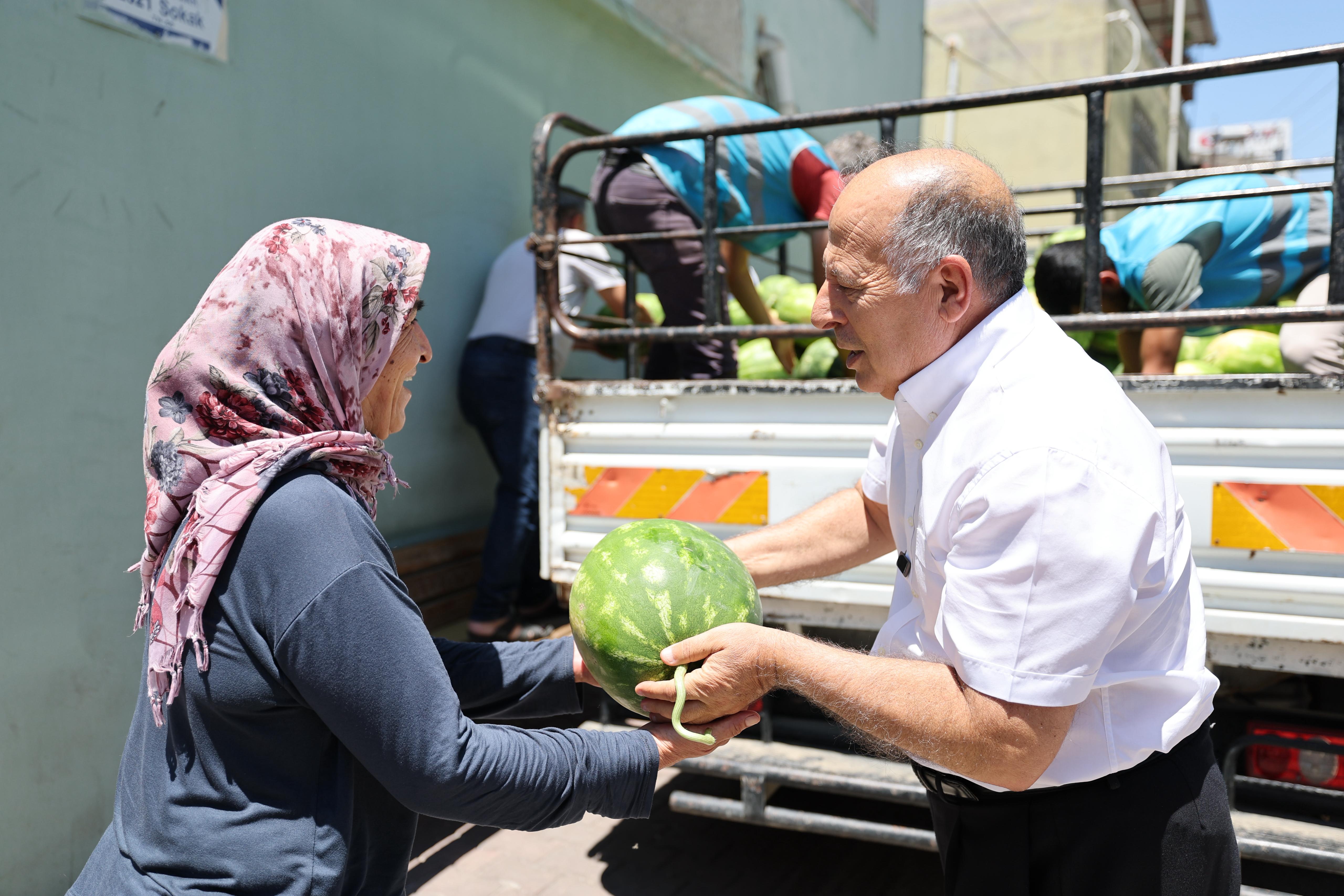 BAŞKAN DEMİRÇALI HALKA ÜCRETSİZ KARPUZ DAĞITTI
