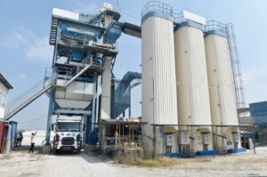 SEYHAN’DA ASFALT MESAİSİ