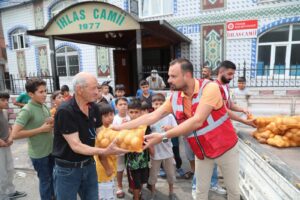 YÜREĞİR BELEDİYESİ DAR GELİRLİ AİLELERE ÜCRETSİZ PATATES DAĞITTI