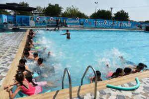 Seyhan’da çocuklar hem serinliyor hem de yüzme öğreniyor