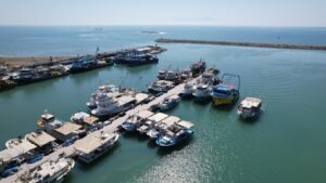 Karataş balıkçısına malzeme desteği