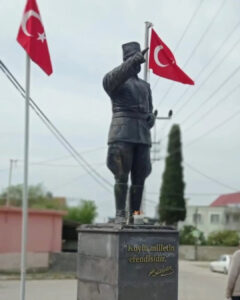 Yumurtalık Belediyesi, tüm mahallelerdeki bayrakları yeniledi