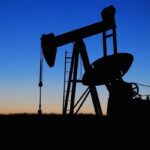 Jeopolitik gelişmeler ve arz faktörleriyle petrol fiyatları geriledi