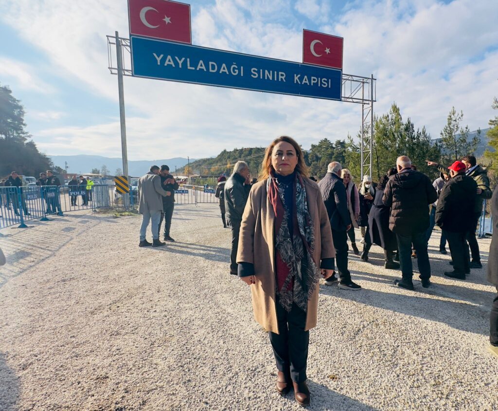 CHP’li Dr. Müzeyyen Şevkin, Yayladağı Sınır Kapısı’ndan Suriye’deki soykırımı protesto etti