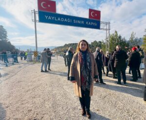 CHP’li Dr. Müzeyyen Şevkin, Yayladağı Sınır Kapısı’ndan Suriye’deki soykırımı protesto etti