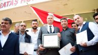Karataş Belediye Başkanı Necip Topuz Mazbatasını aldı.