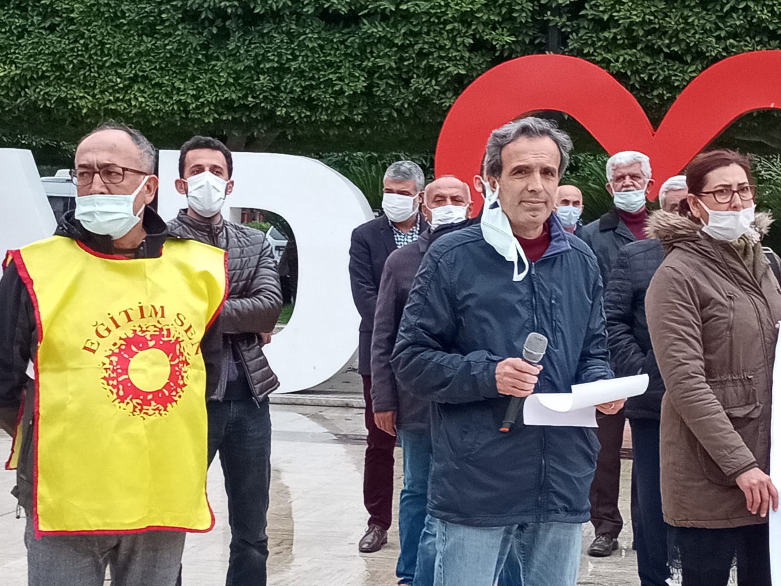 Ek zam istiyoruz. 2021 TİS yenilenmeli”