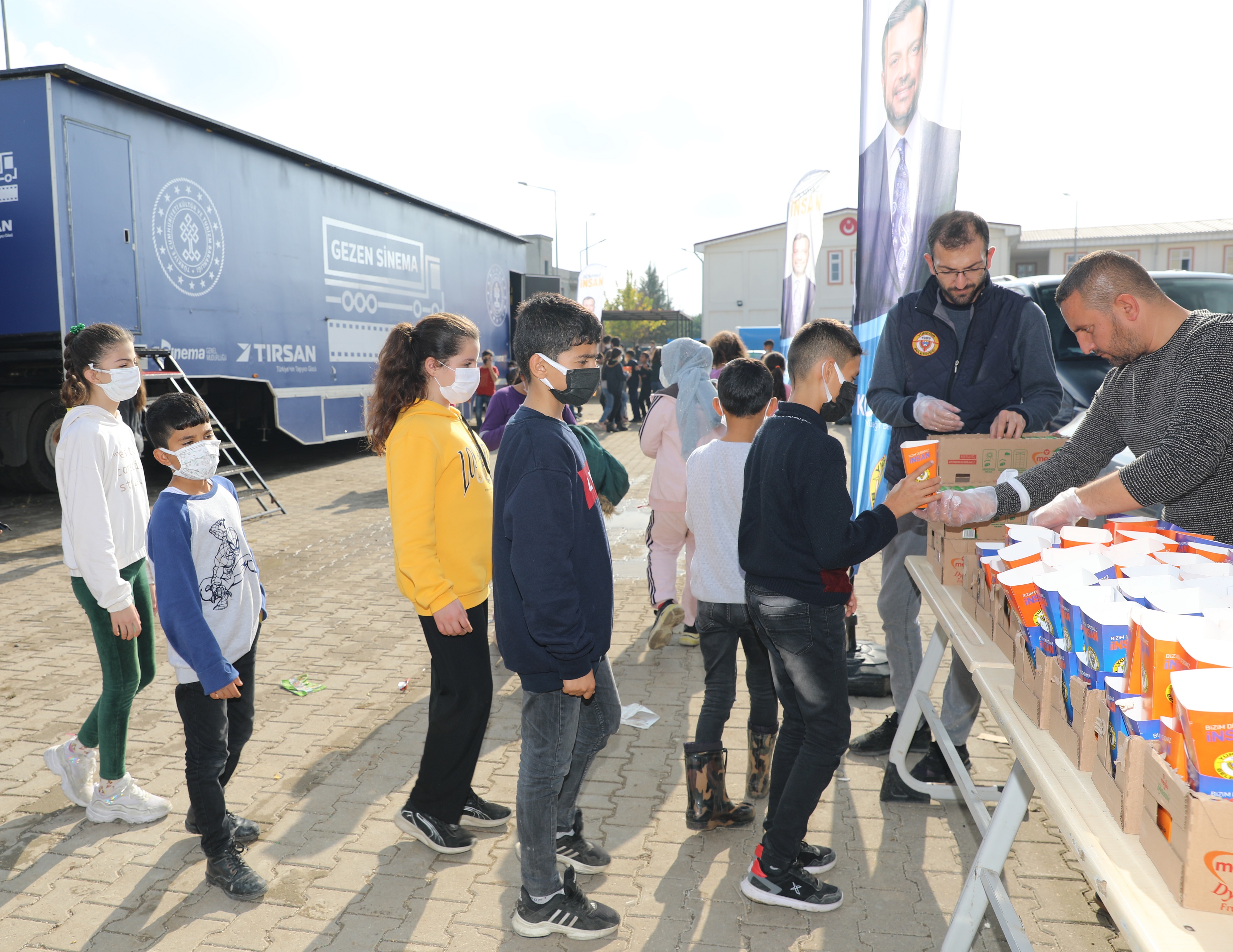 GEZEN SİNEMA TIRI’ YÜREĞİRLİ ÇOCUKLARLA BULUŞTU