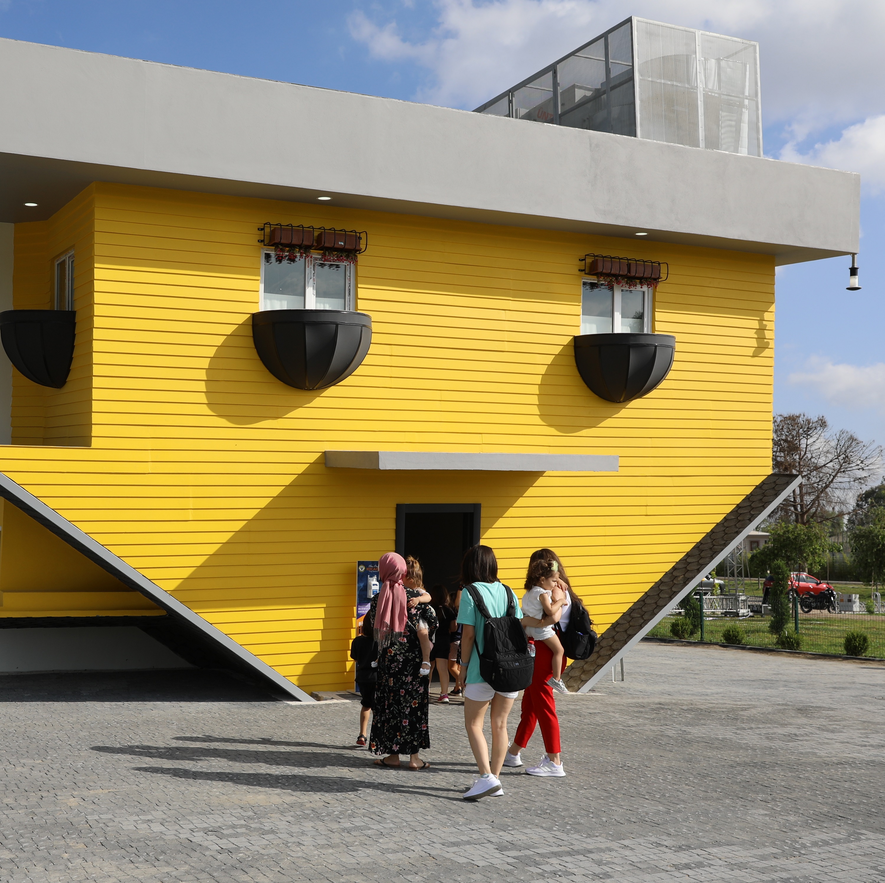 TERS EV TATİLDE ÇOCUKLARI BEKLİYOR