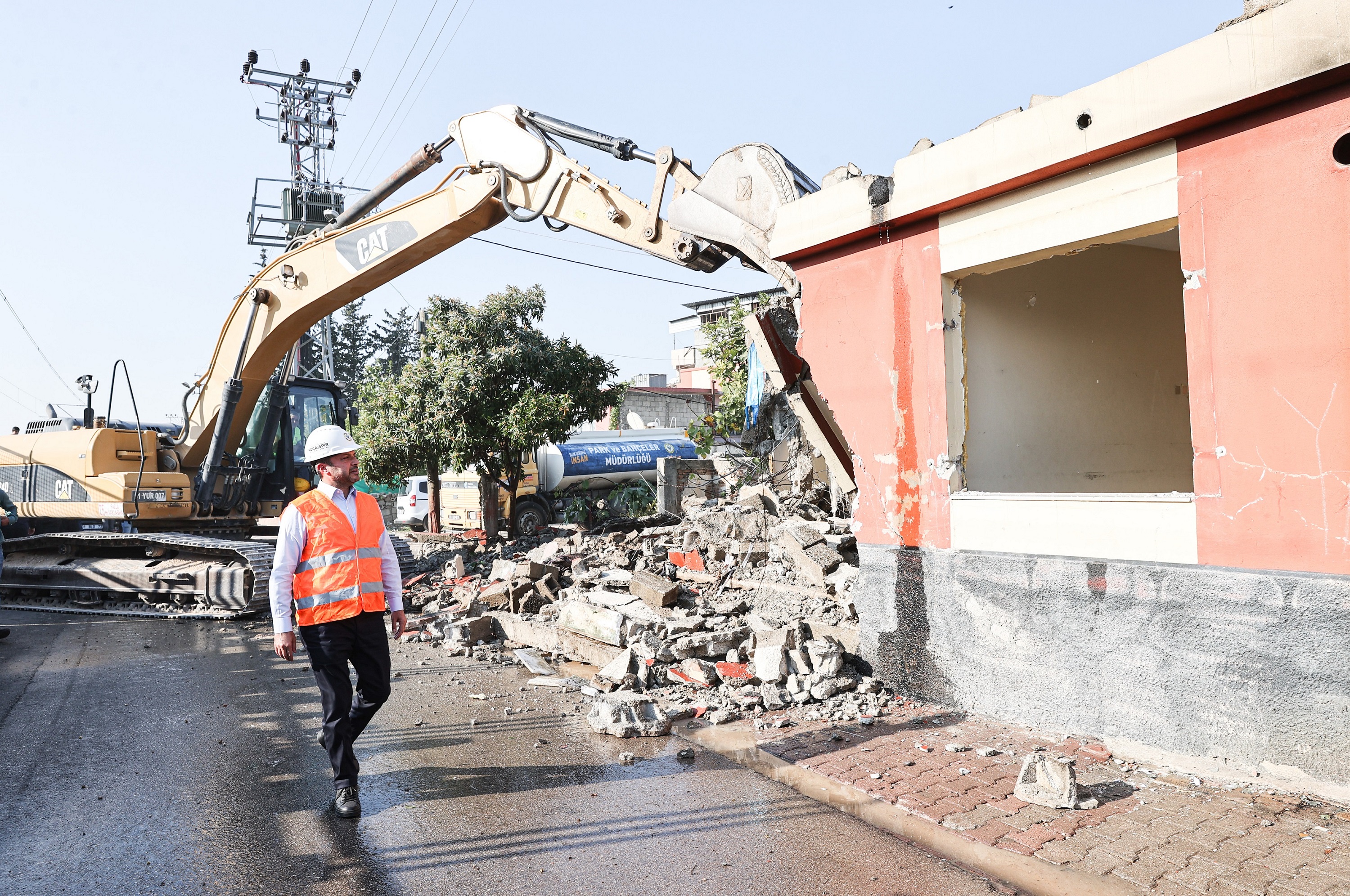 ŞEHİT ERKUT AKBAY’DA YIKIM BAŞLADI