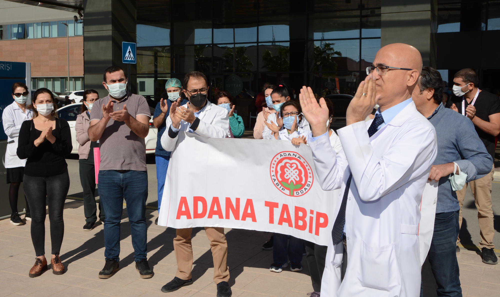 Hekimler Sustu Alkışlar Konuştu