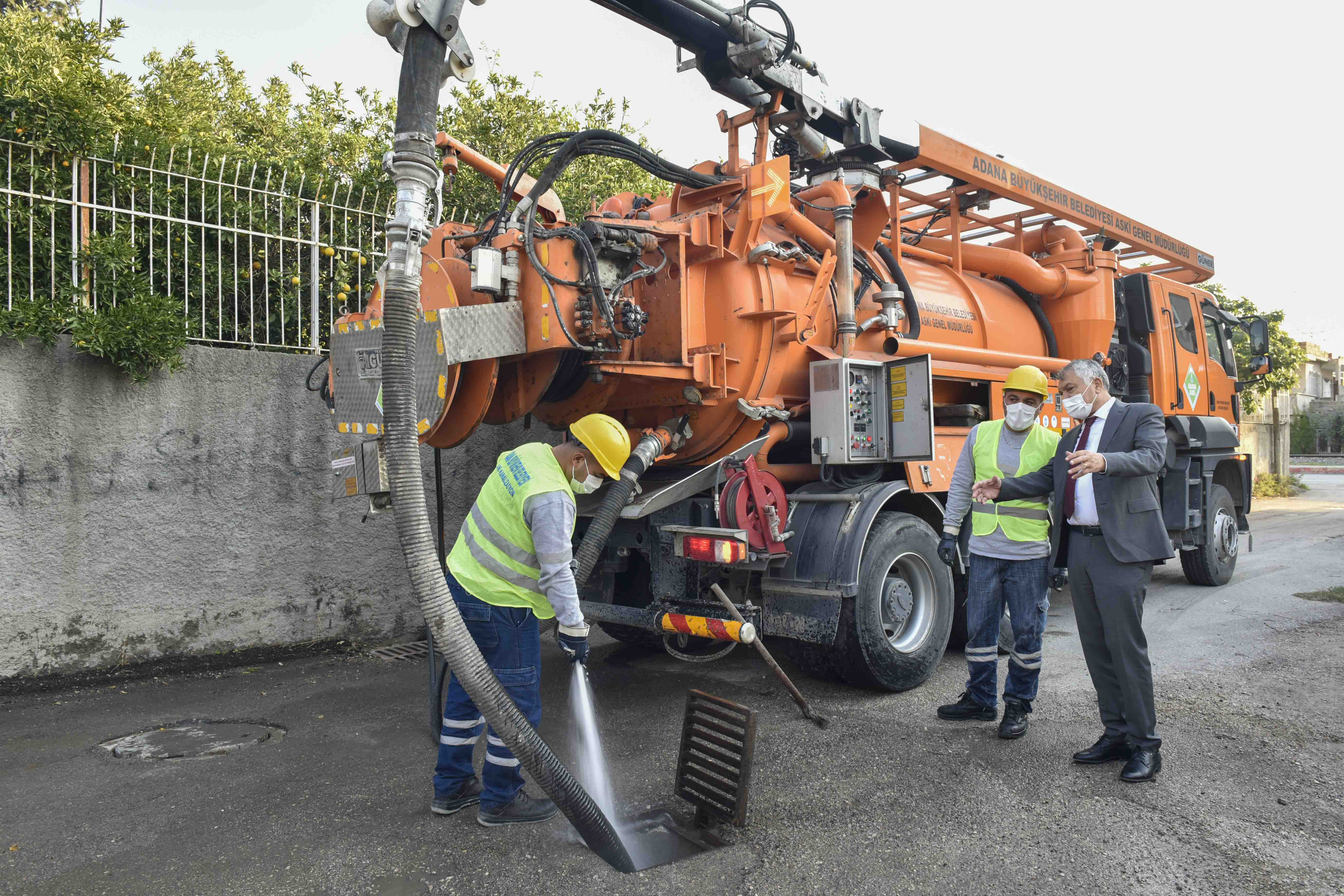 Adana’nın dört bir yanında altyapı ve yol çalışmaları sürüyor