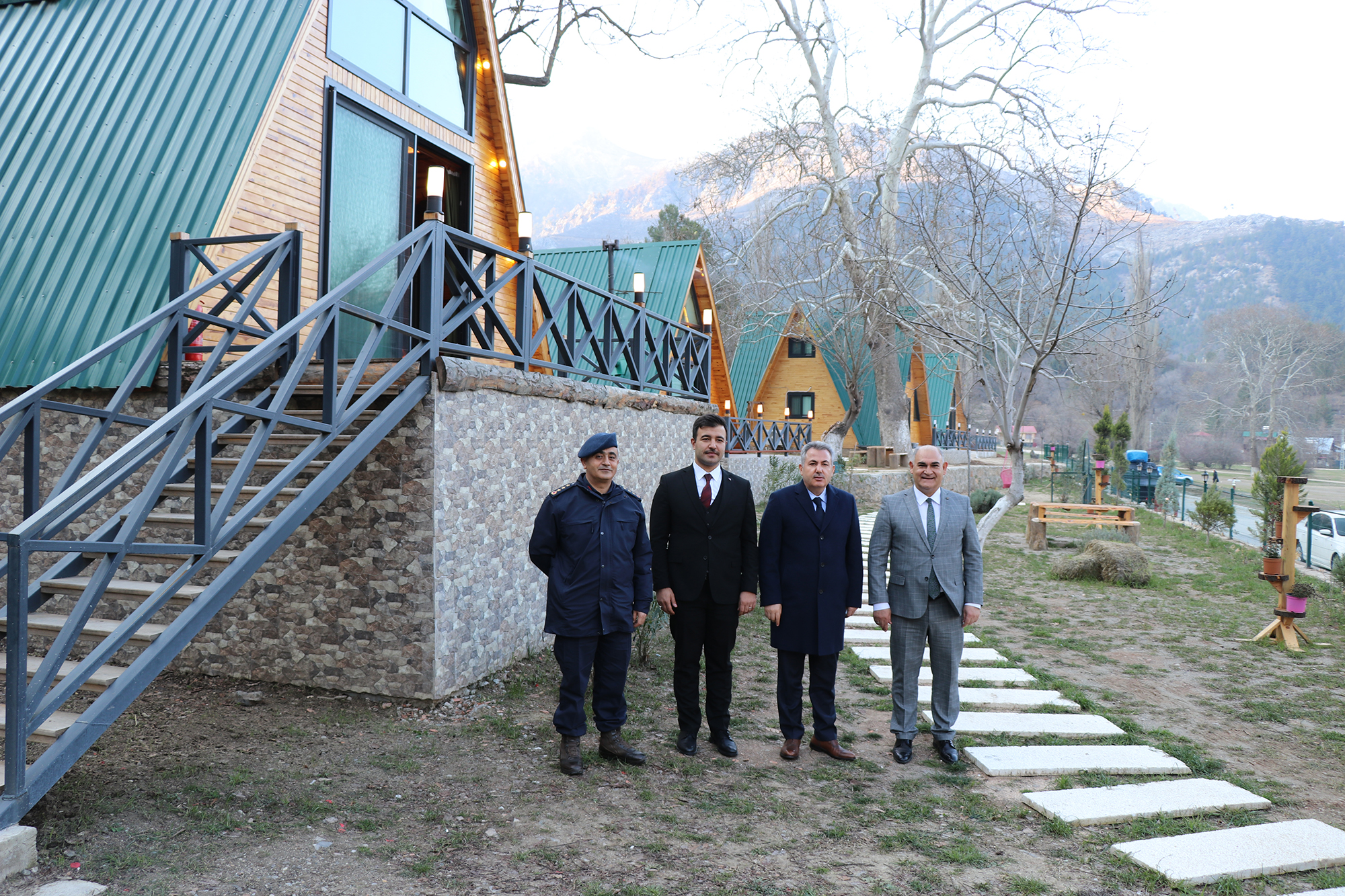 Vali Elban, bungolav evlere hayran kaldı