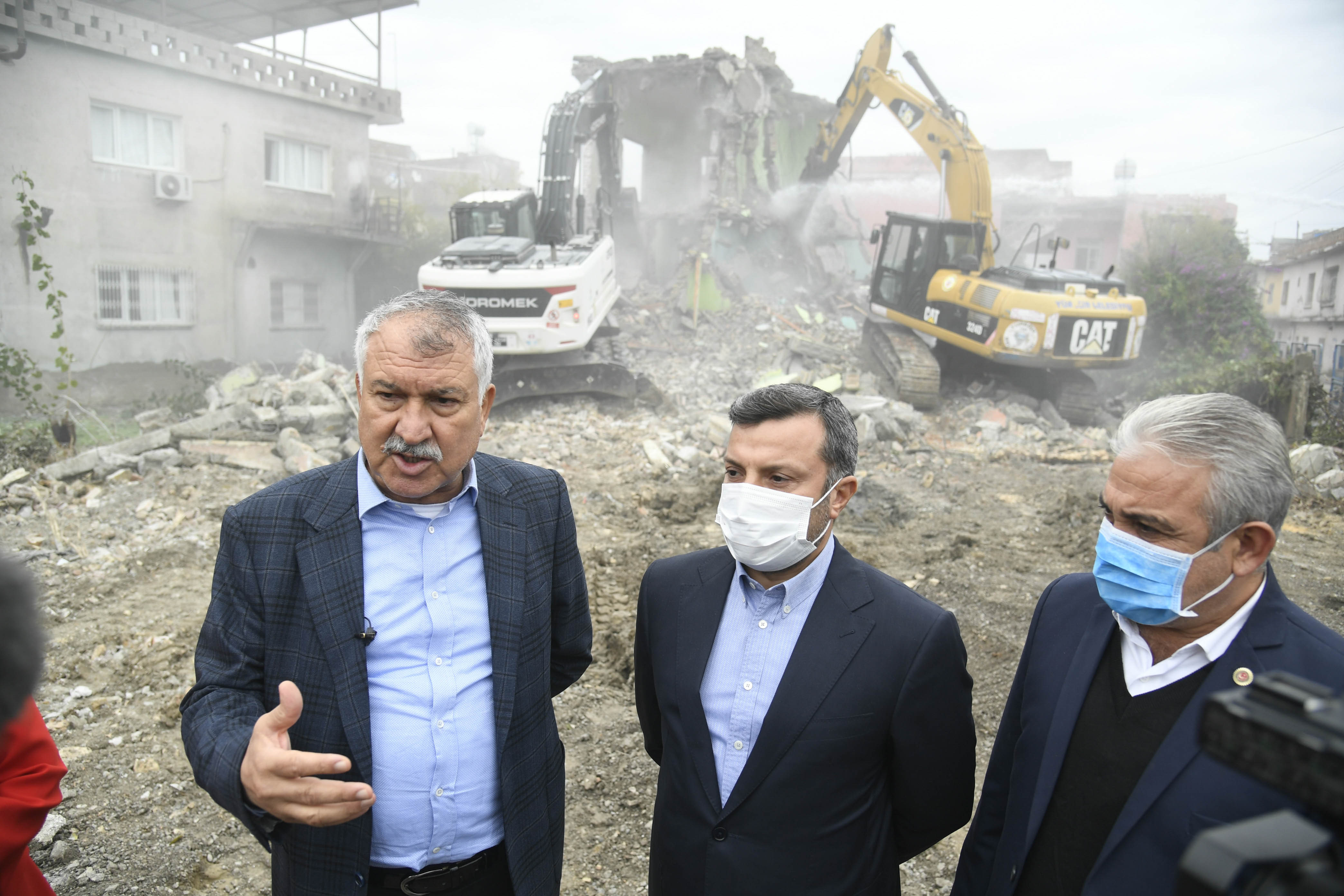 ﻿Sinanpaşa’da, Büyükşehir ve Yüreğir dayanışmasıyla sonuç alınıyor