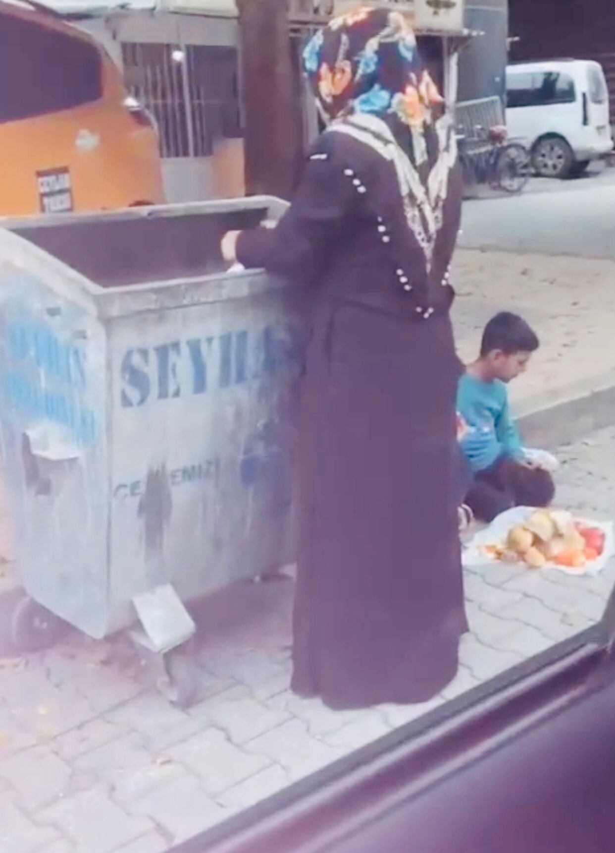 CHP Adana Milletvekili Dr. Müzeyyen Şevkin, çocuğu için çöpten yiyecek çıkaran kadın videosunu paylaştı