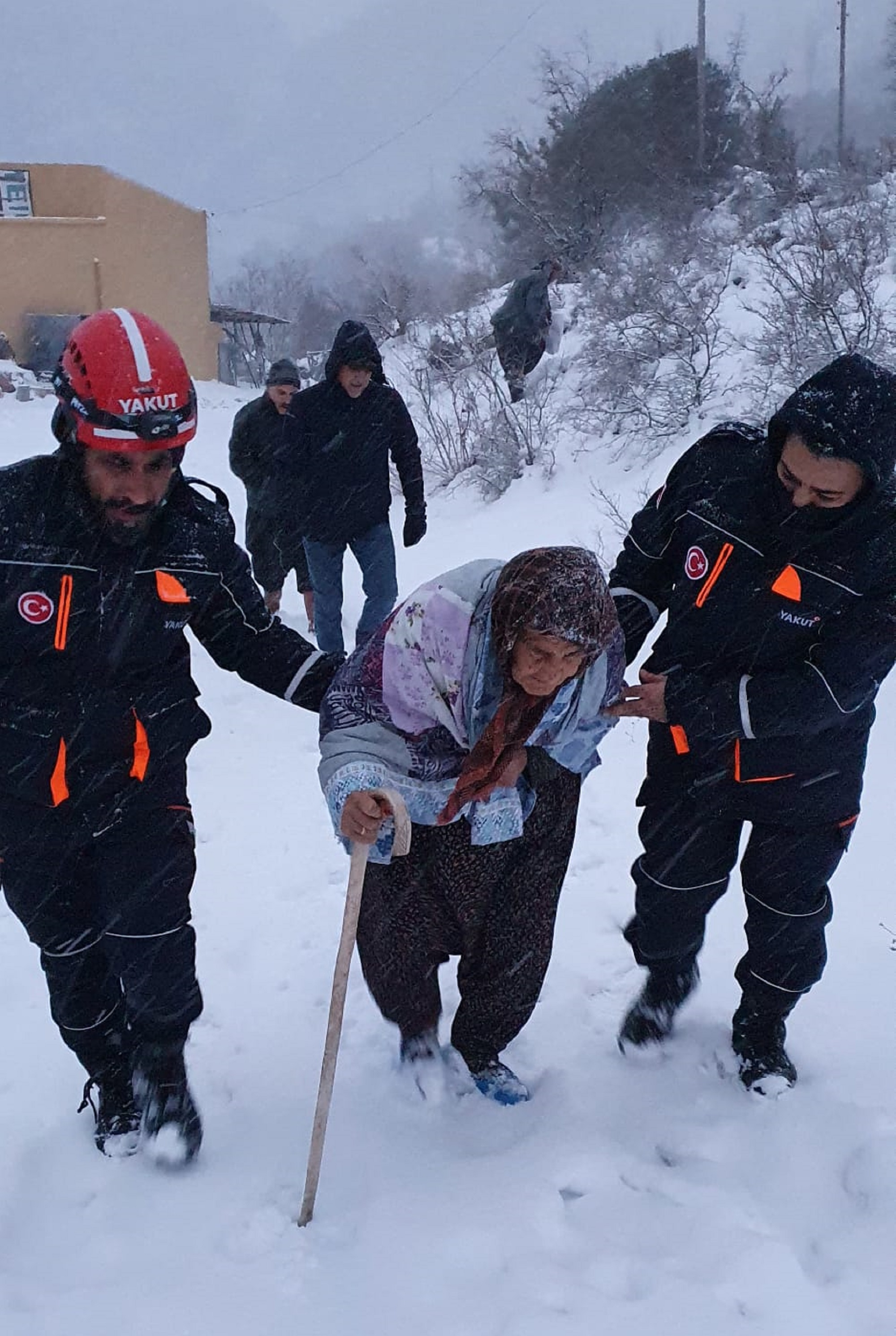 EVİNDE MAHSUR KALAN YAŞLI KADINI ‘YAKUT’ KURTARDI