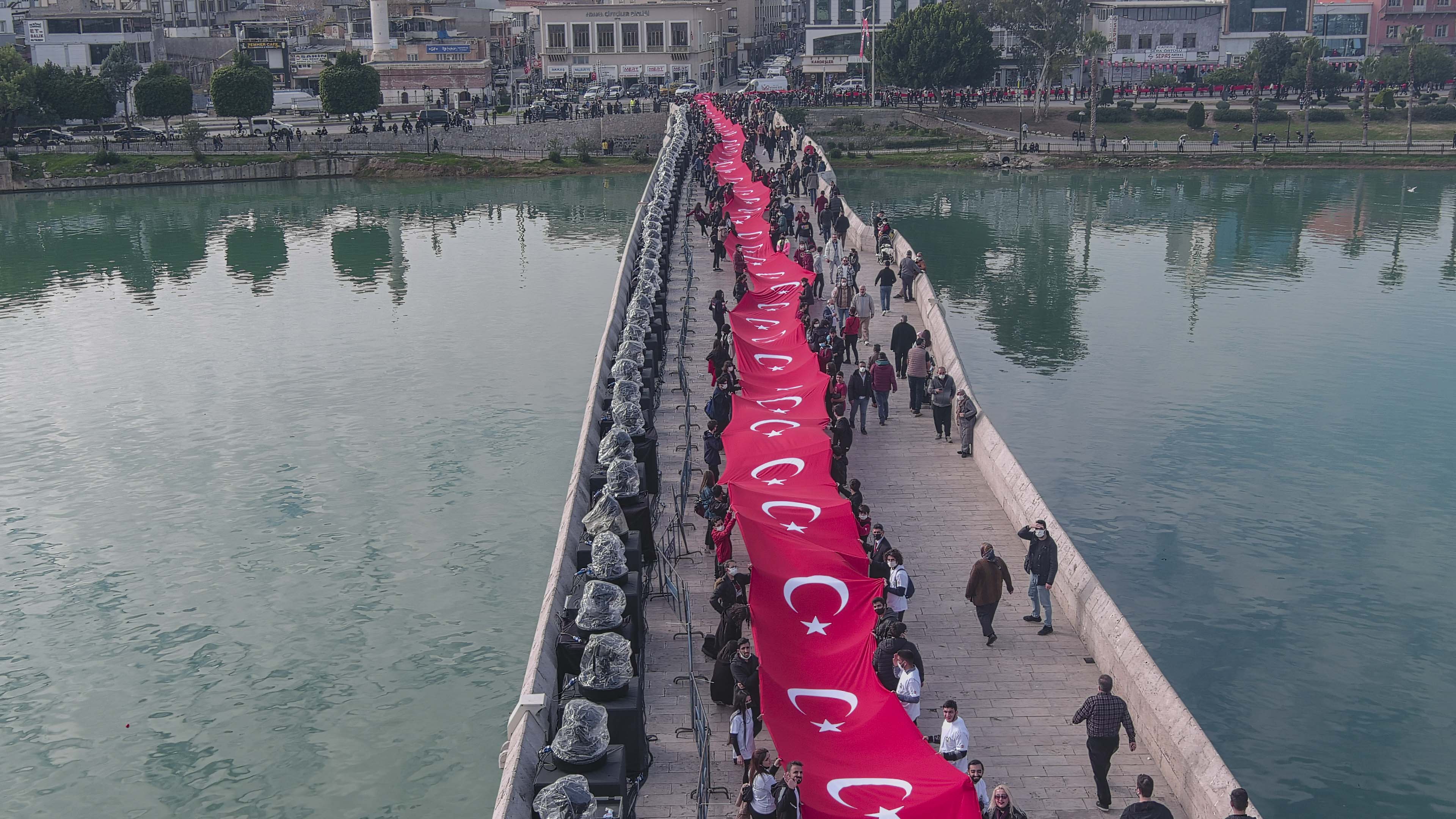 Adana’da kurtuluşun 100. yıl coşkusu sel olup taştı