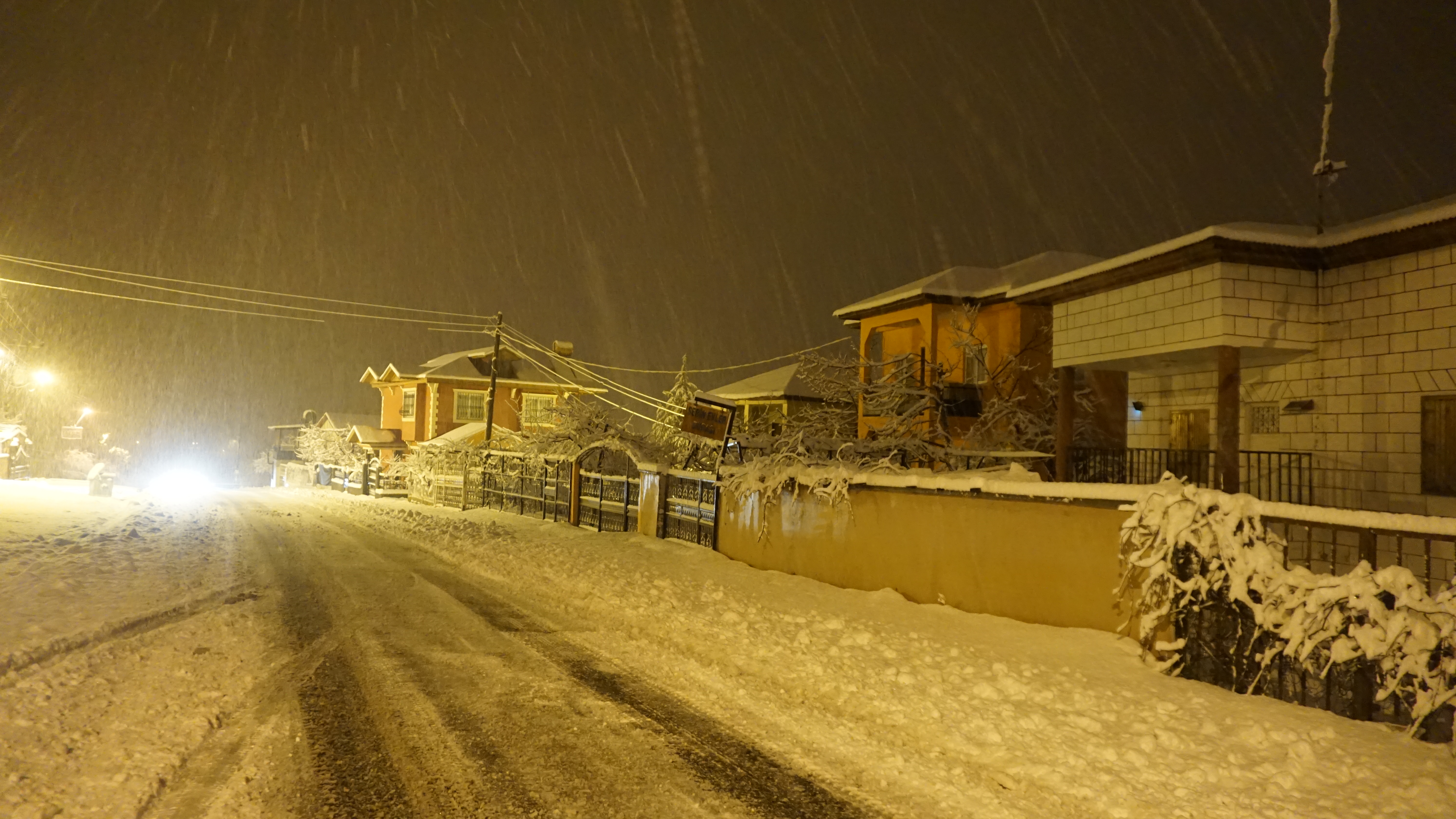 Pozantı’da Beyaz Gelinliğini Giydi