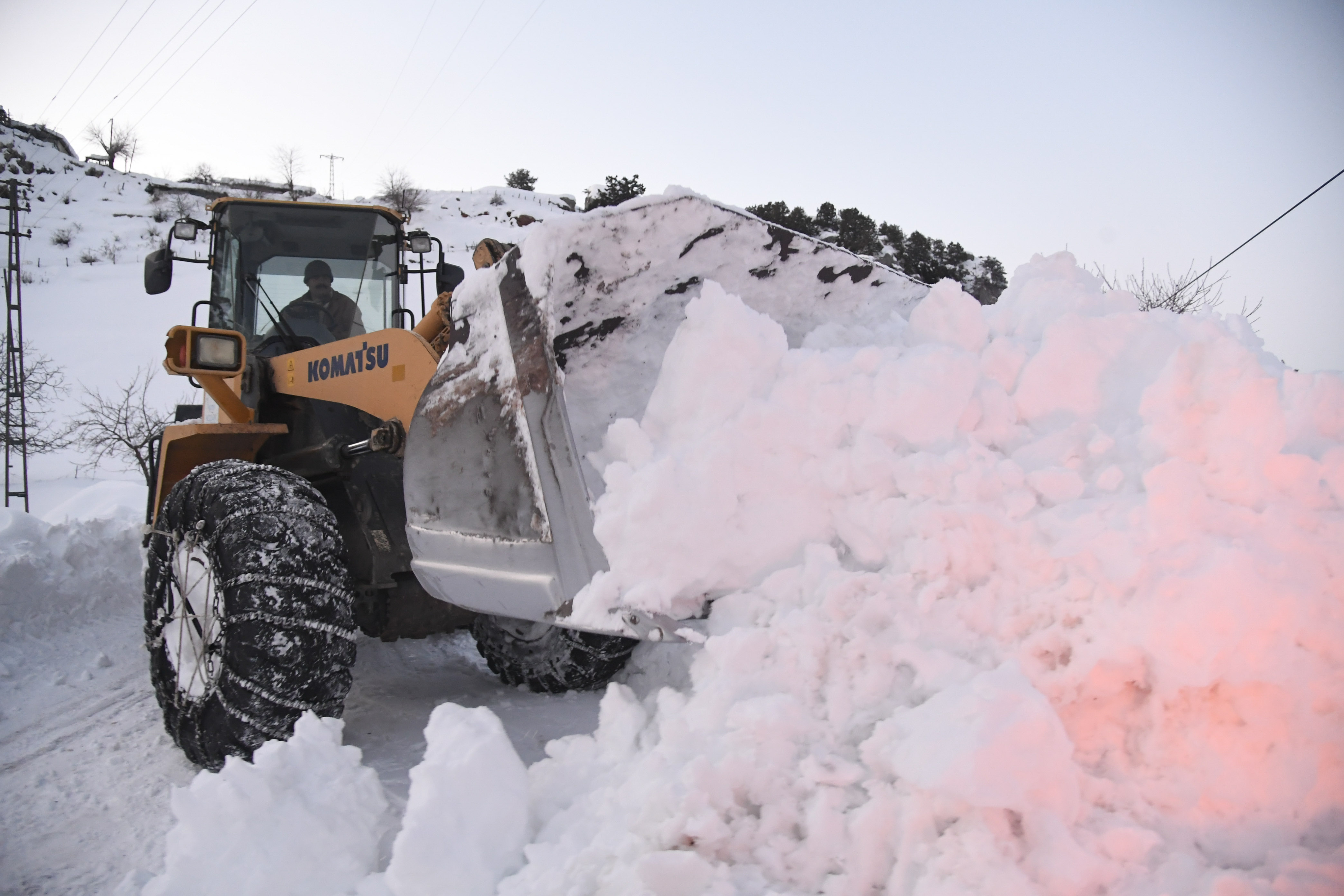 Büyükşehir karla mücadeleyi yoğun şekilde sürdürüyor