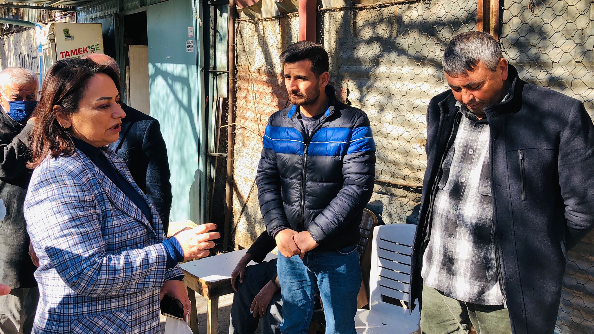 Çiftçi dert yandı, kafasını duvara vurdu!