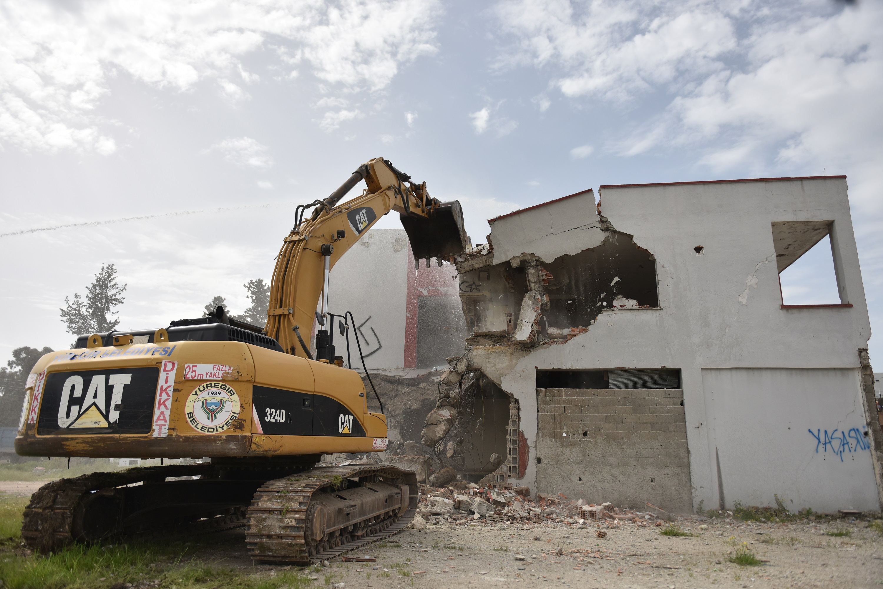 METRUK BİNALAR YIKILIYOR YÜREĞİR NEFES ALIYOR