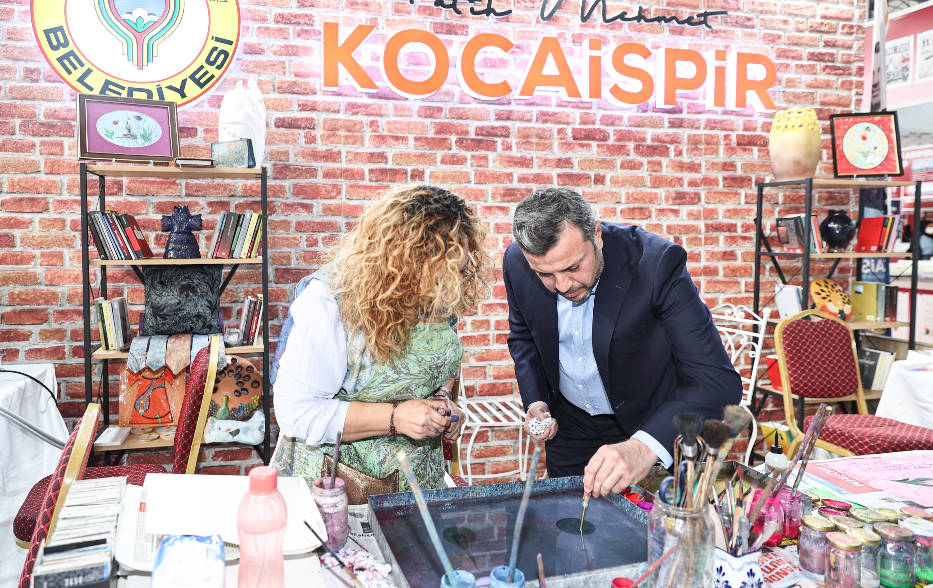 BAŞKAN KOCAİSPİR FUARDA LALE FİGÜRLÜ ‘EBRU’ YAPTI