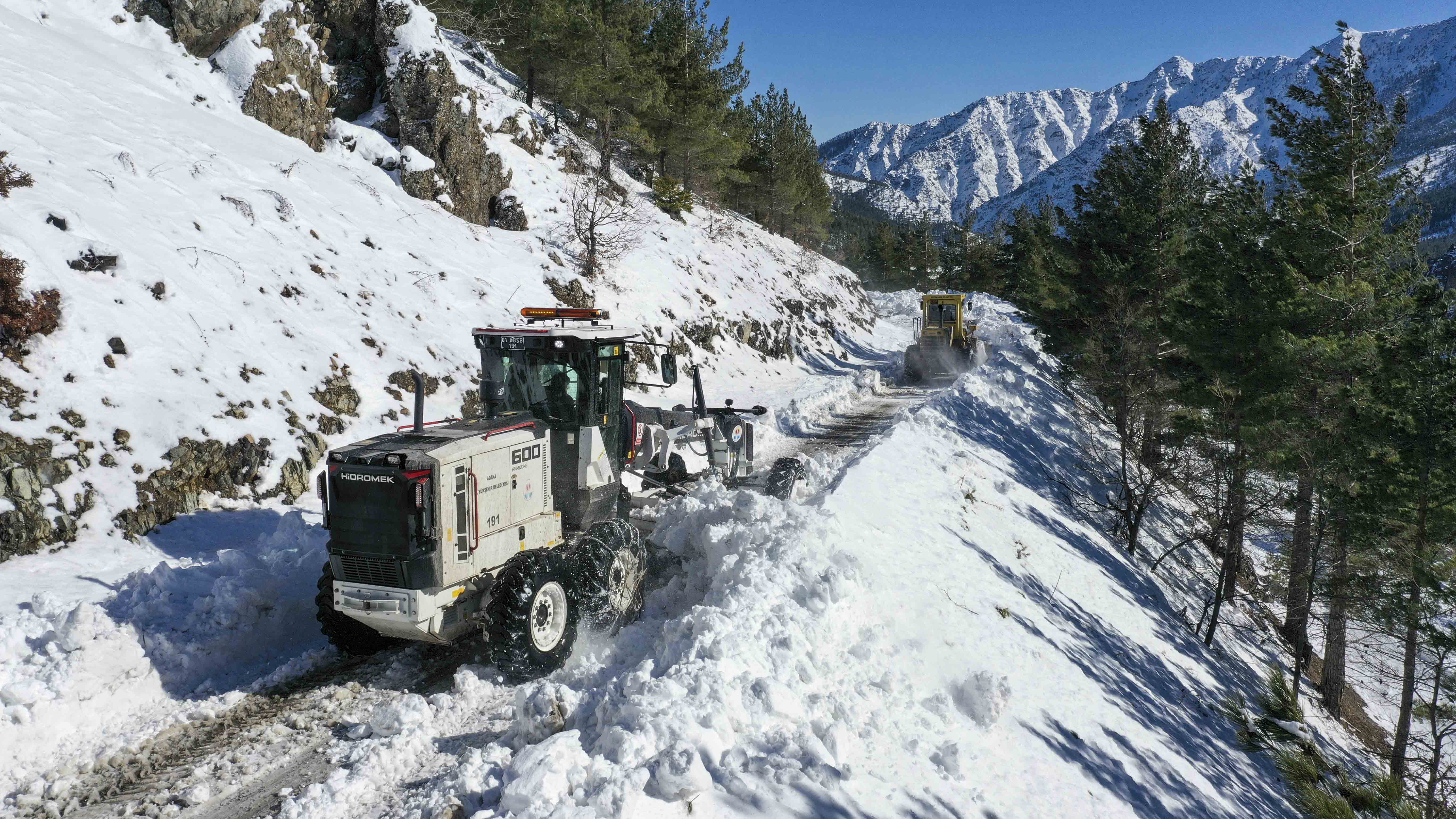 Büyükşehir karla mücadeleyi aralıksız sürdürüyor
