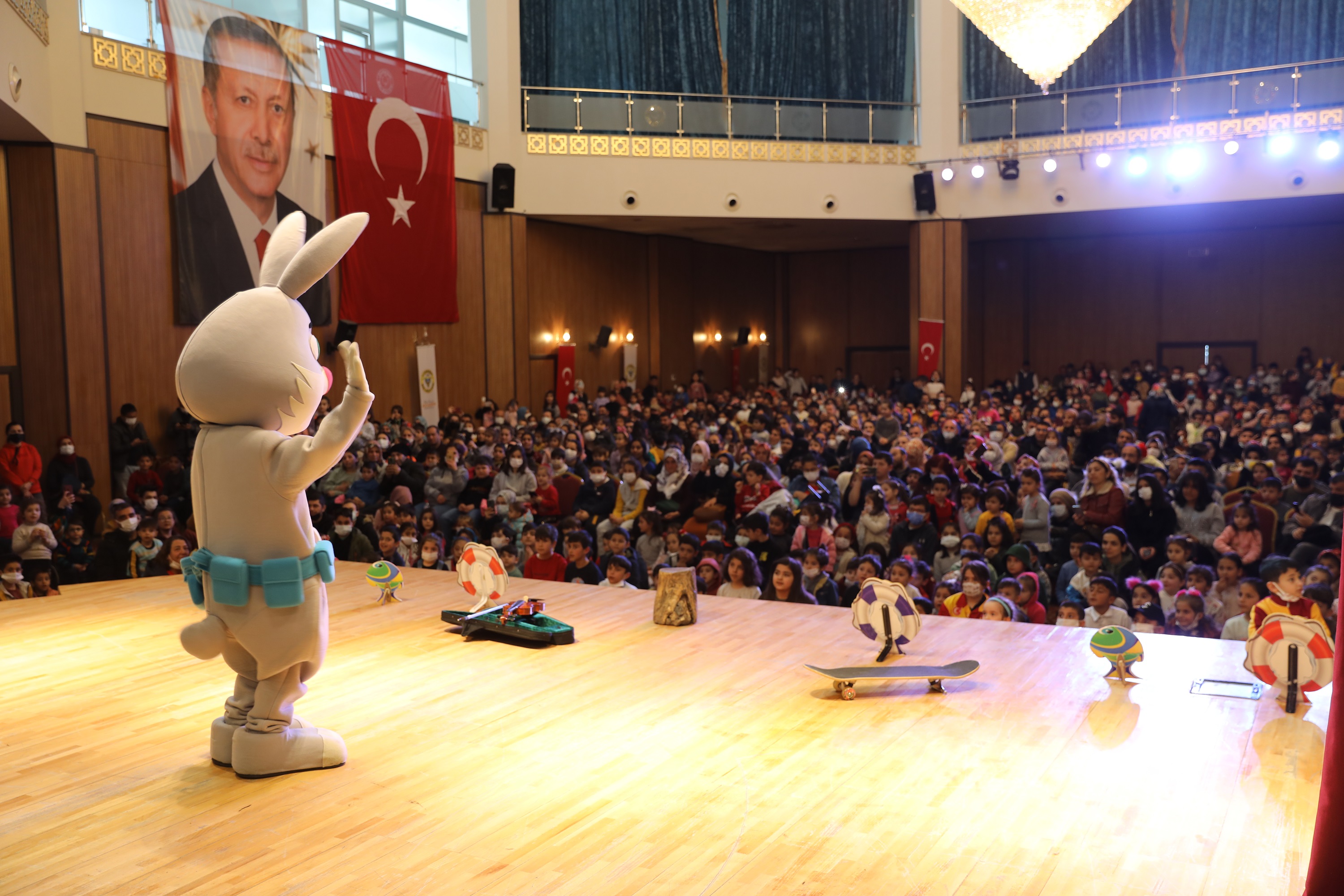 TRT ÇOCUK’UN SEVİLEN KAHRAMANLARI YÜREĞİRLİ ÇOCUKLARLA BULUŞTU